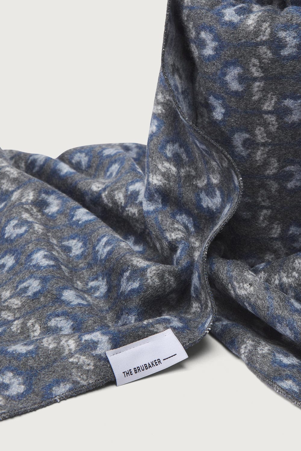 The Scarf Flores Azul y Gris-zoom-3